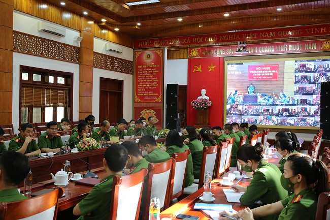 Cán bộ, chiến sĩ phụ trách công tác tạm giam, tạm giữ; thi hành án hình sự và hỗ trợ tư pháp tại điểm cầu Công an tỉnh và tại điểm cầu Công an các địa phương