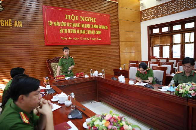 Đồng chí Đại tá Nguyễn Văn Long, Phó Cục trưởng Cục Cảnh sát quản lý tạm giữ, tạm giam và thi hành án hình sự tại cộng đồng - Bộ Công an phát biểu tại buổi tập huấn