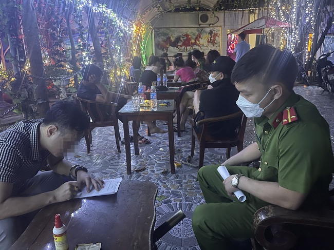 Các đối tượng liên quan được đưa vào trụ sở Cơ quan điều tra để làm rõ và xử lý theo quy định
