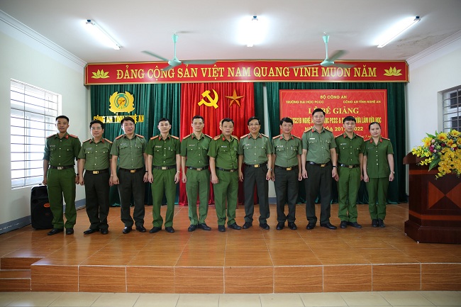 Lãnh đạo Công an tỉnh, Trường Đại học PCCC chụp ảnh lưu niệm cùng ban quản lý và đội ngũ cán bộ lớp