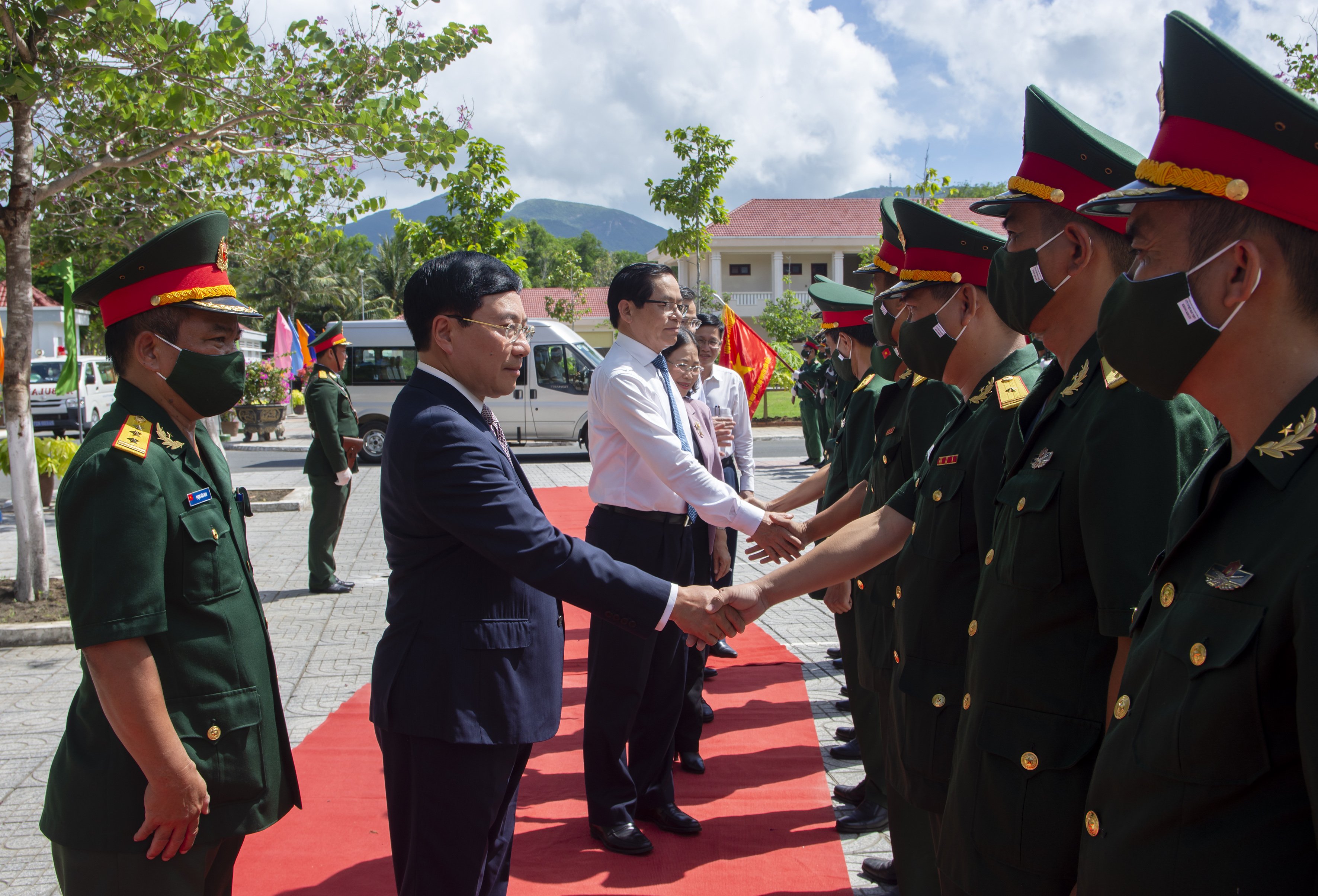 Ủy viên Bộ Chính trị, Phó Thủ tướng Thường trực Chính phủ Phạm Bình Minh cùng lãnh đạo tỉnh thăm, động viên cán bộ, chiến sĩ Ban Chỉ huy Quân sự huyện Côn Đảo.