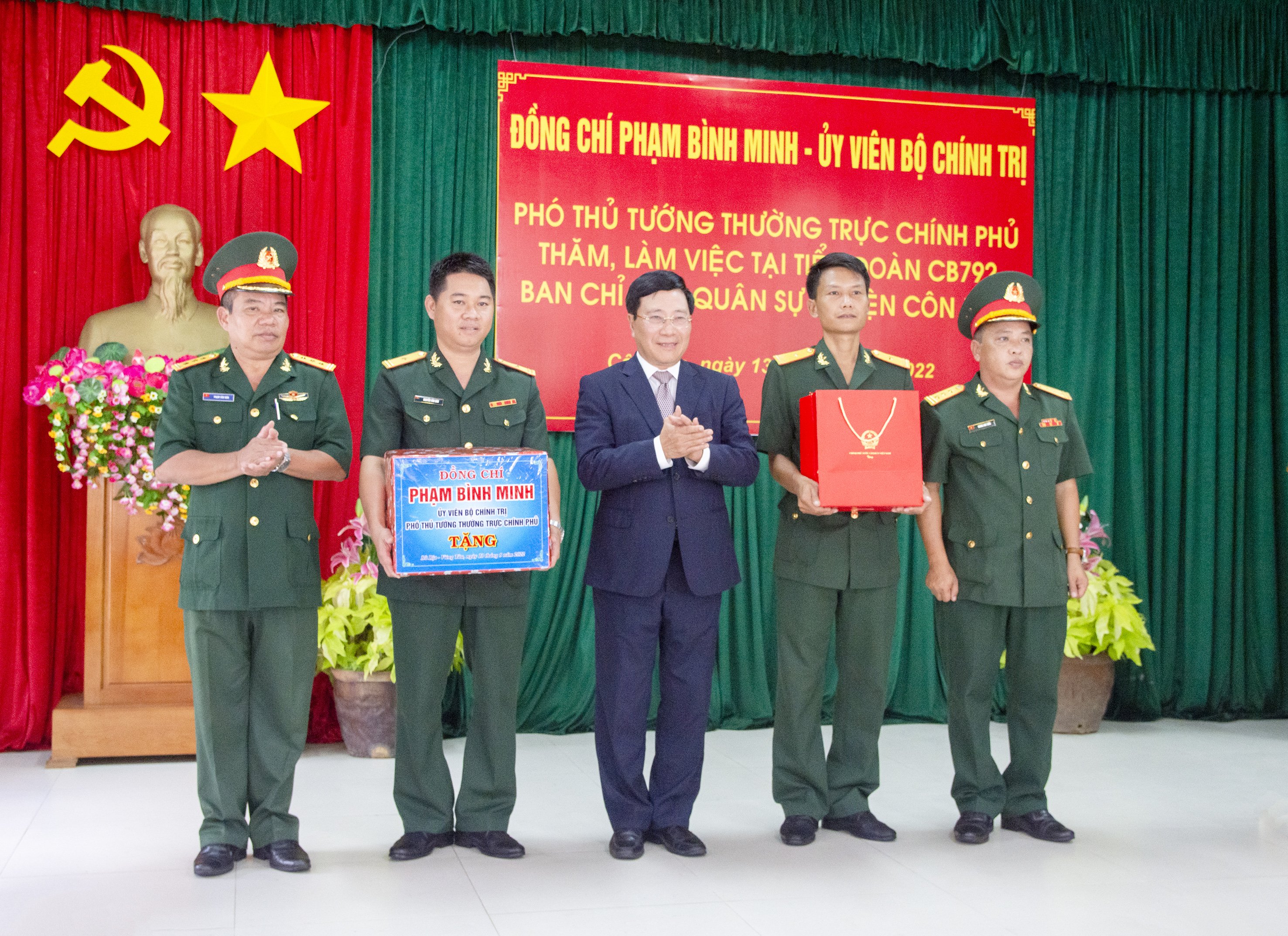 Ủy viên Bộ Chính trị, Phó Thủ tướng Thường trực Chính phủ Phạm Bình Minh thăm, tặng quà động viên cán bộ, chiến sĩ Ban Chỉ huy Quân sự huyện Côn Đảo.
