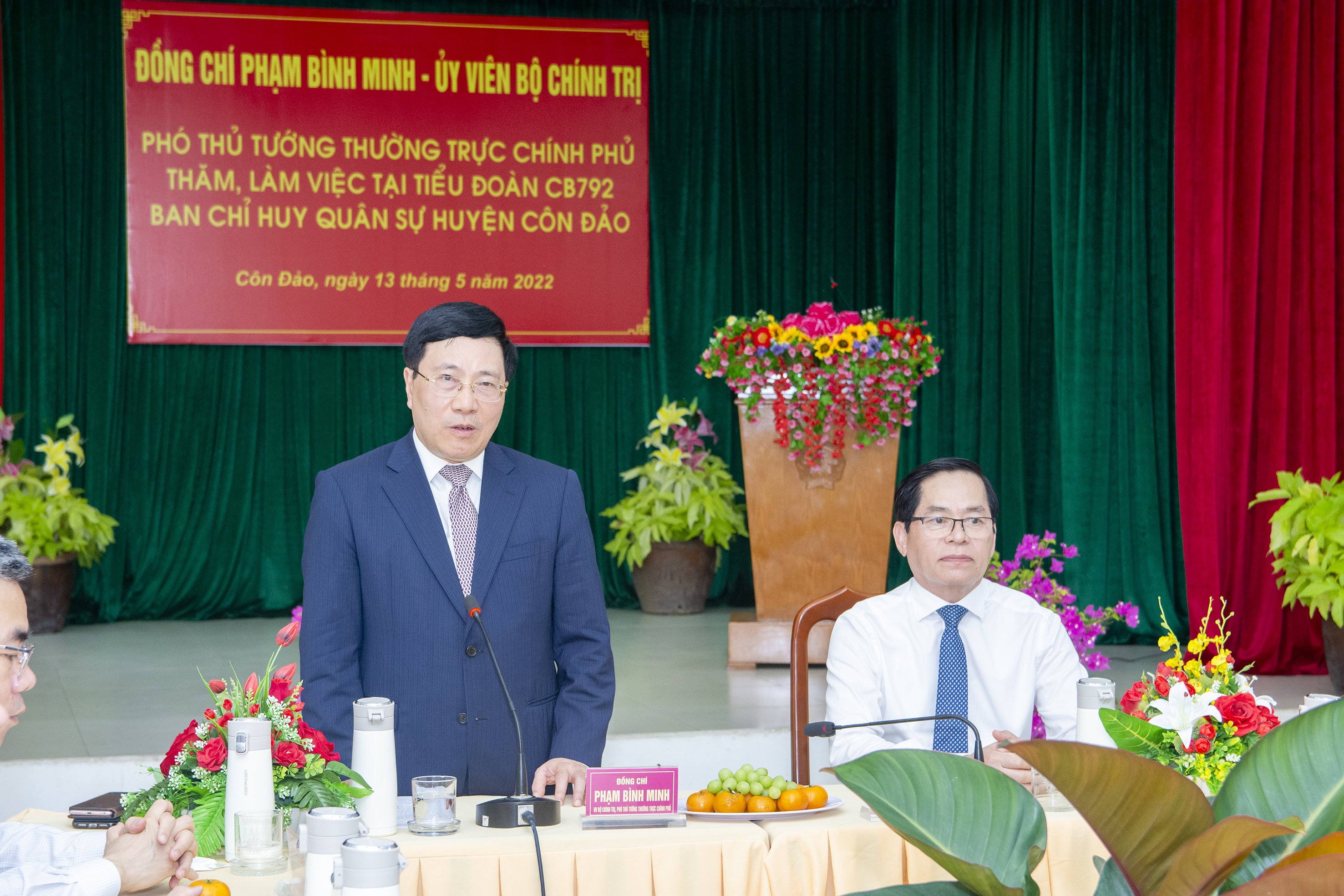 Phó Thủ tướng Thường trực Chính phủ Phạm Bình Minh ghi nhận và biểu dương những cố gắng, nỗ lực của cán bộ, chiến sĩ LLVT huyện Côn Đảo trong thực hiện thắng lợi các nhiệm vụ quân sự -  quốc phòng.