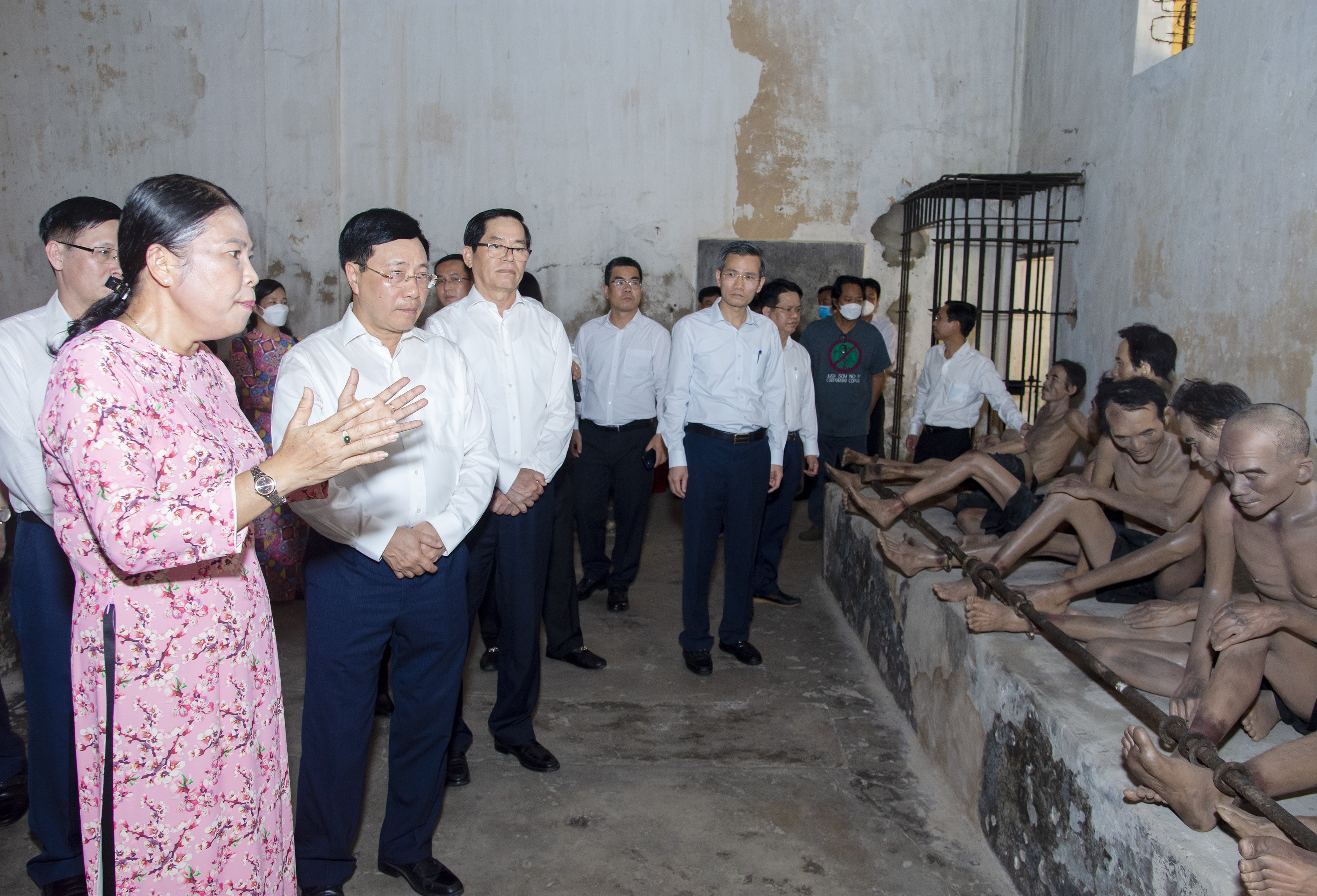 Ủy viên Bộ Chính trị, Phó Thủ tướng Thường trực Chính phủ Phạm Bình Minh cùng lãnh đạo tỉnh thăm quan và nghe thuyết minh tại Trại giam Phú Hải, Côn Đảo.