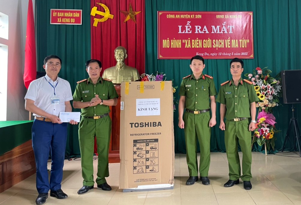 Lãnh đạo phòng Cảnh sát kinh tế trao tặng 01 tủ lạnh và 01 phần quà với giá trị 10 triệu đồng cho cán bộ, chiến sỹ Công an xã Keng Đu