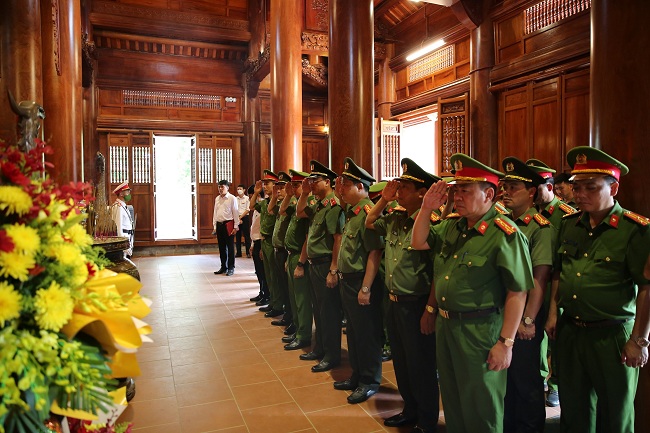 Các đại biểu tưởng nhớ Chủ tịch Hồ Chí Minh tại khu di tích Kim Liên