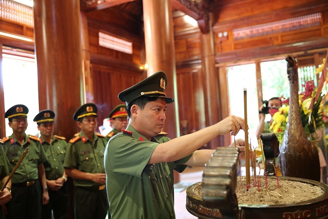 Đồng chí Đại tá Nguyễn Thanh Trường, Giám đốc Công an tỉnh Hưng Yên dâng hương tưởng nhớ Chủ tịch Hồ Chí Minh