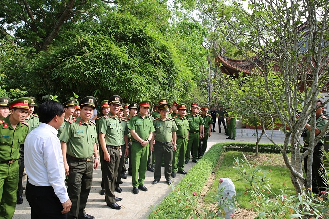 Các đại biểu tham quan Khu di tích Kim Liên