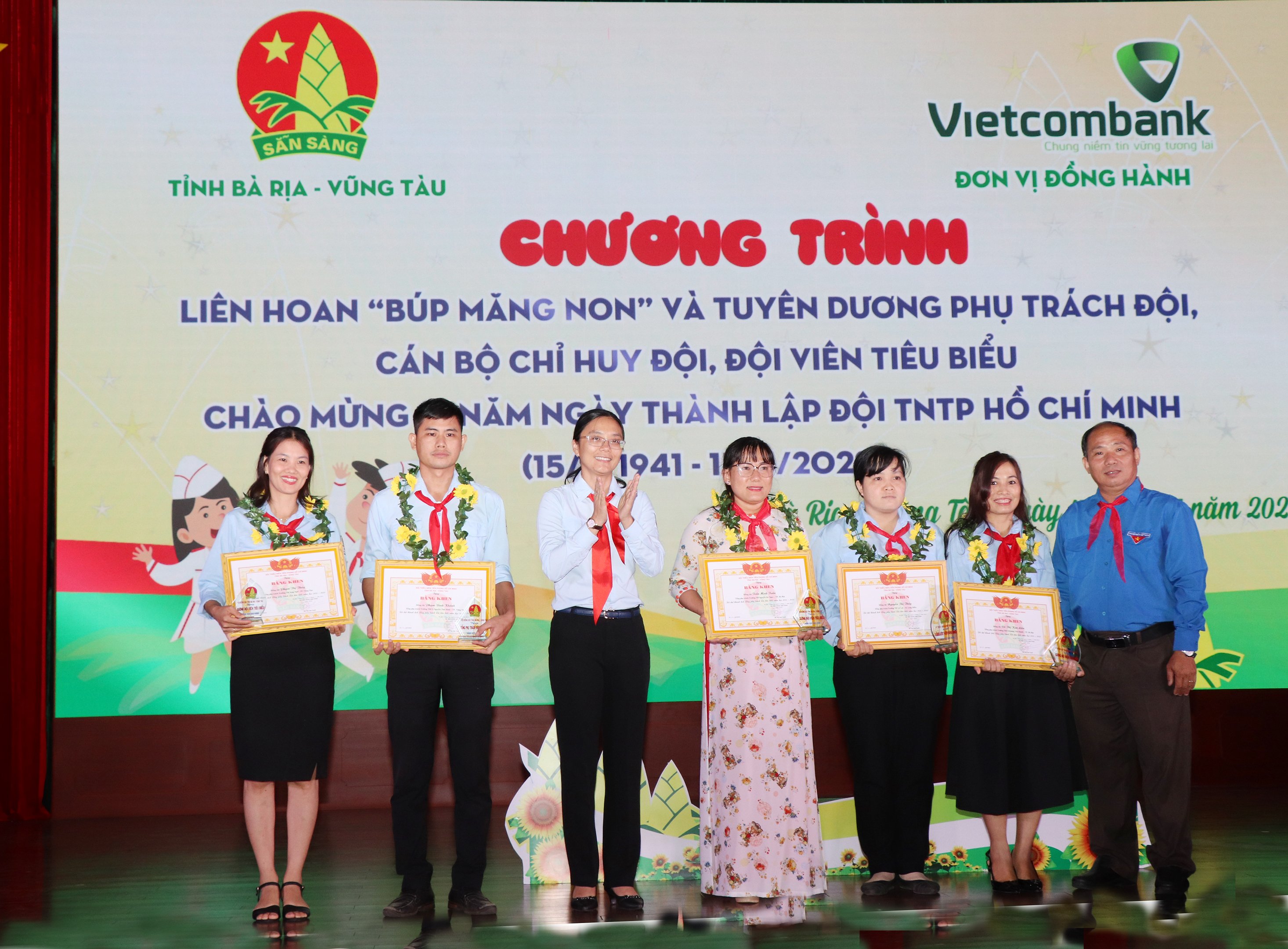 Chị Hồ Thị Ánh Tuyết và thầy Lê Văn Tuyền, đại diện Sở GD-ĐT khen thưởng các giáo viên Tổng phụ trách Đội tiêu biểu.