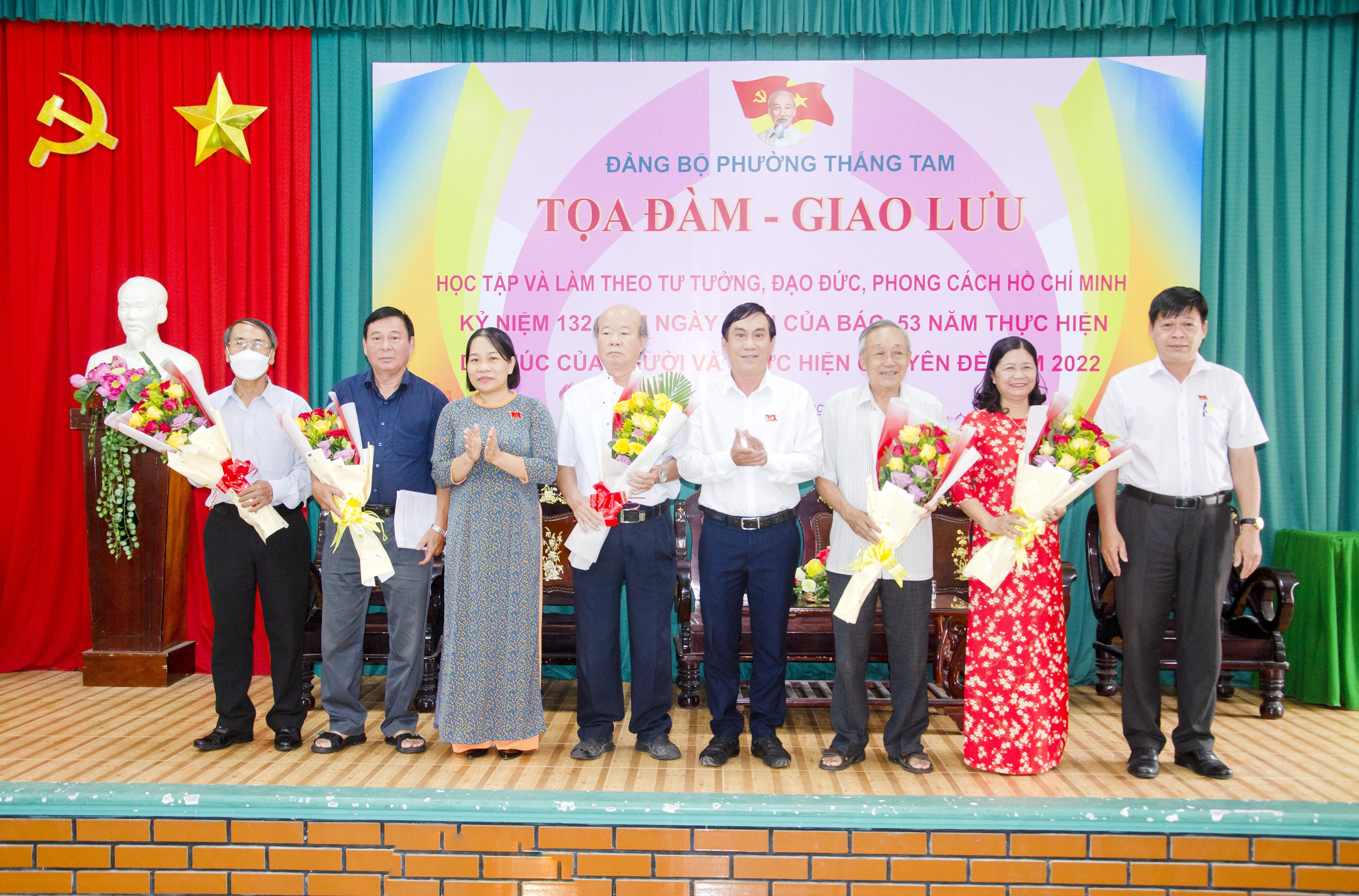 Lãnh đạo phường Thắng Tam tặng hoa cảm ơn các cá nhân tiêu biểu “Học tập và làm theo tư tưởng, đạo đức, phong cách Hồ Chí Minh” tại chương trình tọa đàm, giao lưu.