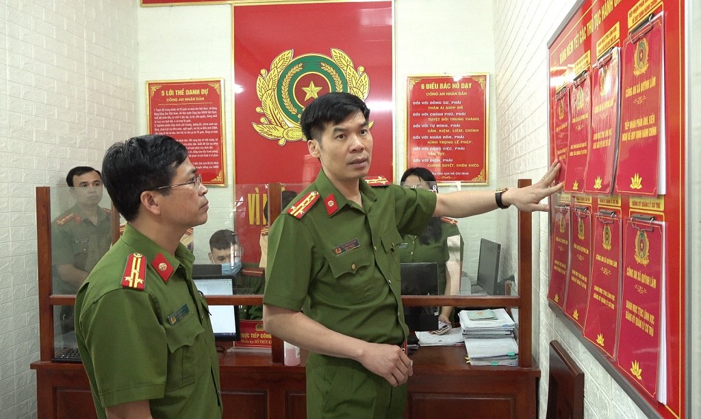 Đồng chí Đại tá Cao Minh Huyền, Phó Giám đốc Công an tỉnh trực tiếp kiểm tra công tác chuẩn bị phân cấp đăng ký xe tại Công an xã Quỳnh Lâm (huyện Quỳnh Lưu) - ảnh: Vương Linh