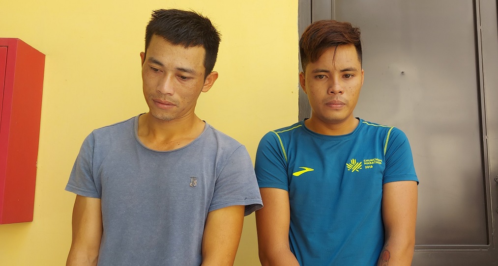 Đối tượng Bùi Đức Đại (trái) và Hoàng Mạnh Tuấn tại cơ quan Công an
