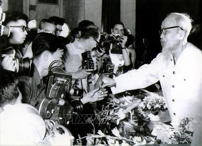 Chủ tịch Hồ Chí Minh gặp gỡ phóng viên các cơ quan báo chí trong và ngoài nước tại Thủ đô Hà Nội (5/1968). Ảnh: TTXVN.
