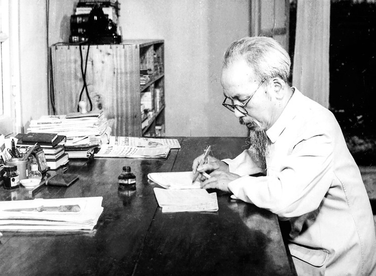 Chủ tịch Hồ Chí Minh đã có nửa thế kỷ hoạt động báo chí với khoảng 2.000 bài viết.