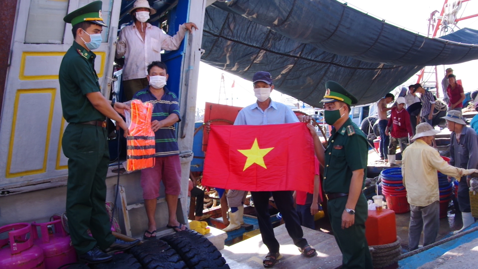 Cán bộ, chiến sĩ Đồn Biên phòng Bến Đá tuyên truyền về chủ quyền biển đảo, tặng cờ và áo phao cho ngư dân TP. Vũng Tàu.