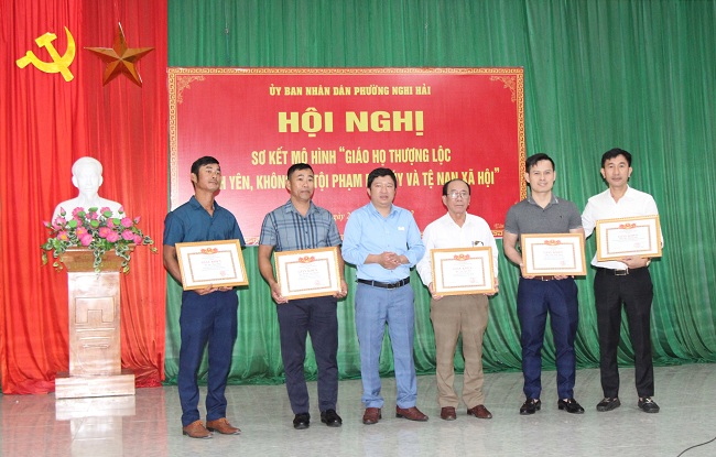 UBND phường Nghi Hải tặng Giấy khen cho các tập thể, cá nhân