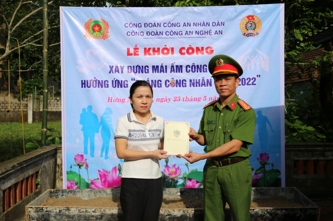 Đại diện Lãnh đạo Phòng Cảnh sát PCCC&CNCH, Công an tỉnh trao phần quà cho gia đình đồng chí Hương
