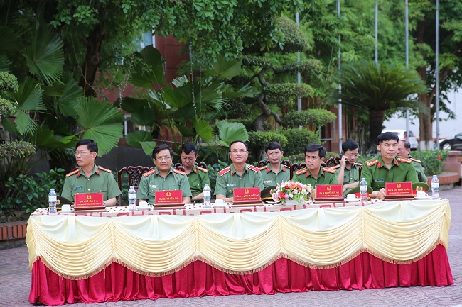 Các đồng chí Lãnh đạo Công an tỉnh đến dự lễ xuất quân