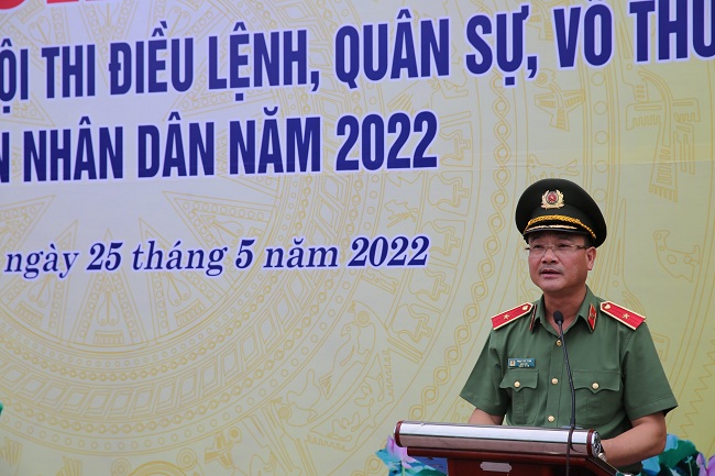 Đồng chí Thiếu tướng Phạm Thế Tùng - Giám đốc Công an tỉnh phát biểu động viên tại buổi xuất quân