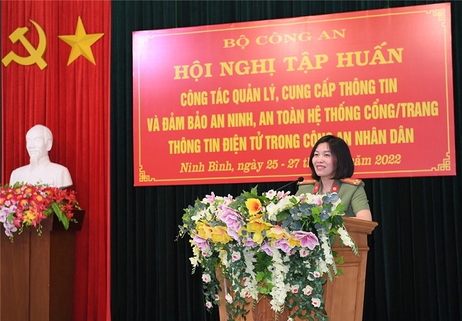 Trung tá Nguyễn Thị Minh Ngọc, Giám đốc Cổng Thông tin điện tử Bộ Công an giới thiệu các văn bản quy phạm pháp luật; trao đổi kinh nghiệm thực tiễn với các đồng chí học viên
