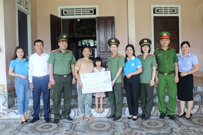 Chăm sóc cháu Đặng Thanh Trúc (sinh năm 2014), trú tại xã Phúc Sơn, huyện Anh Sơn (mồ côi cả cha và mẹ) được Hội Phụ nữ Công an tỉnh nhận đỡ đầu từ tháng 9/2021 với số tiền hỗ trợ 01 triệu đồng/tháng