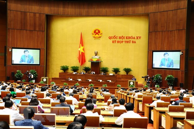 Bộ trưởng Bộ KH-ĐT Nguyễn Chí Dũng trình bày Tờ trình về dự thảo  Nghị quyết về thí điểm một số cơ chế, chính sách đặc thù phát triển tỉnh Khánh Hòa.