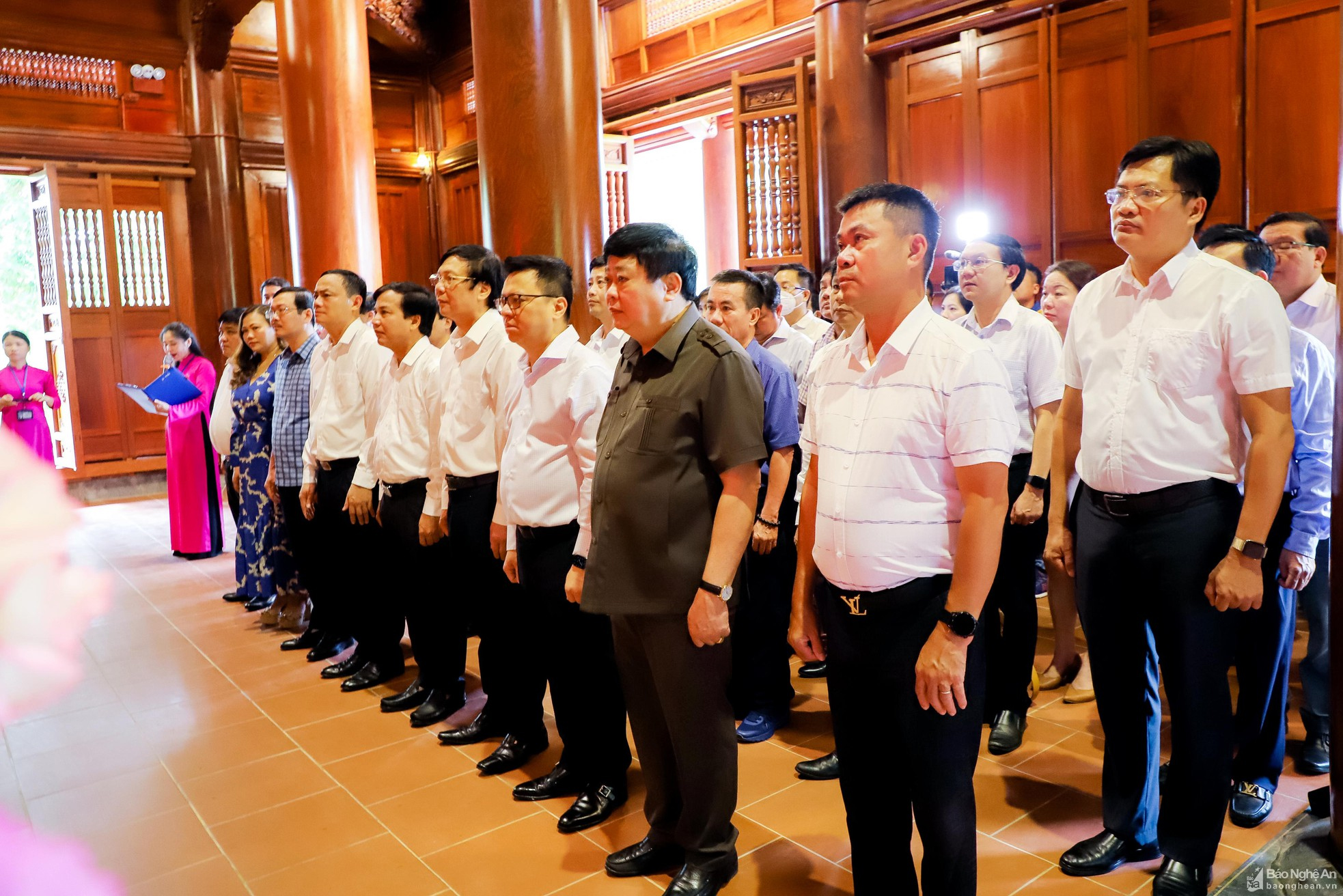 Đoàn đại biểu thành kính tưởng niệm Chủ tịch Hồ Chí Minh tại Khu Di tích Quốc gia đặc biệt Kim Liên (Nam Đàn).