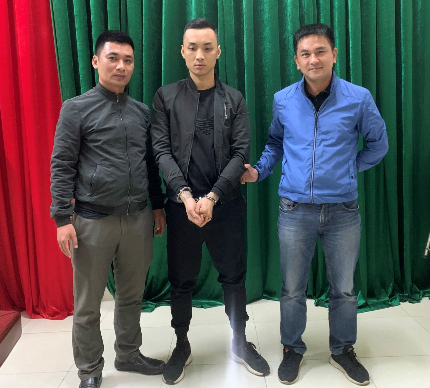 Năm 2020, Nguyễn Khôi Nguyên cũng bị Công an phường Hòa Hiếu, thị xã Thái Hòa bắt giữ về hành vi lừa đảo, chiếm đoạt tài sản (Ảnh: Thời điểm Nguyên bị bắt giữ năm 2020)