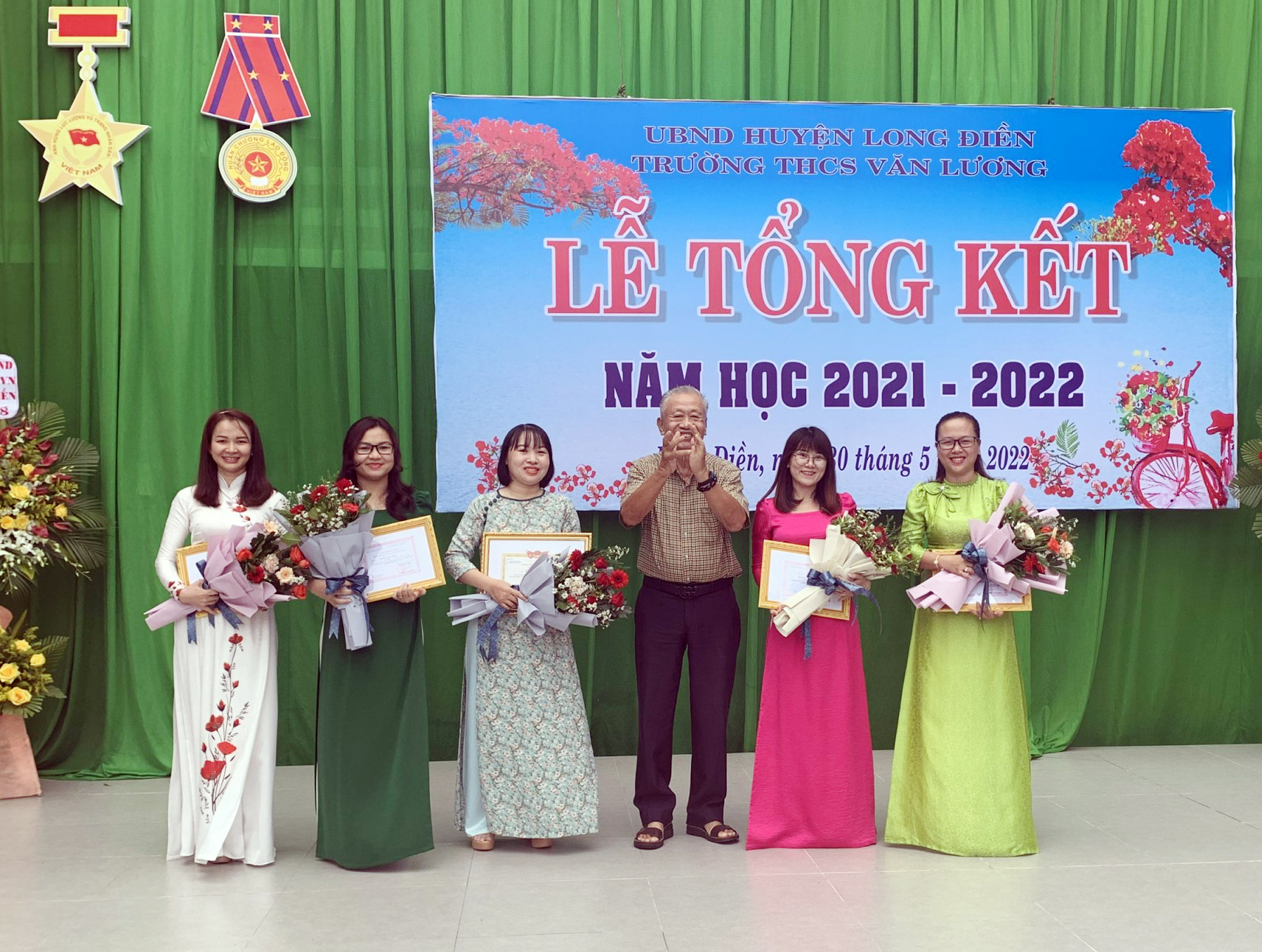 Ông Trần Văn Khánh, nguyên Bí thư Tỉnh ủy, cựu học sinh Trường THCS Văn Lương trao Giấy khen cho giáo viên đạt danh hiệu giáo viên chủ nhiệm và tổng phụ trách giỏi cấp huyện.