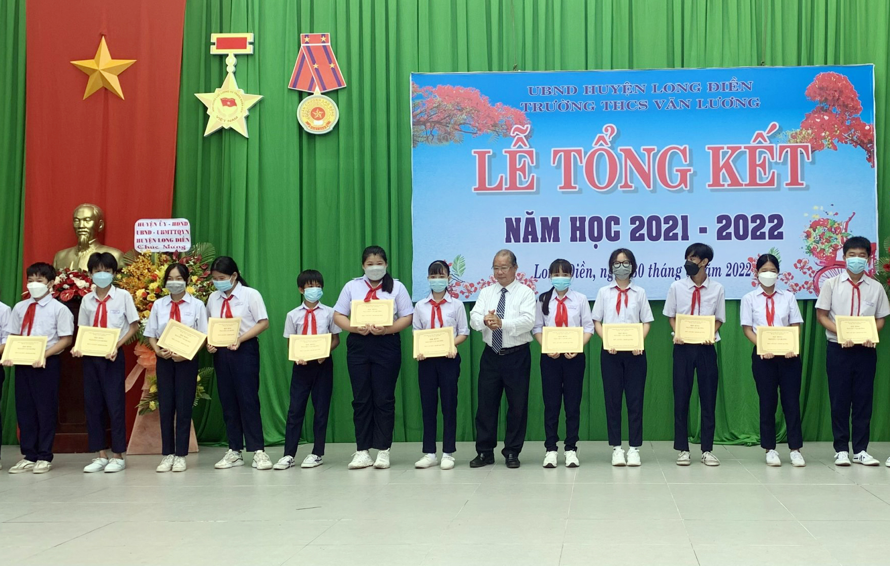 Ông Nguyễn Trọng Minh, nguyên Chủ tịch UBND tỉnh trao học bổng Nguyễn Văn Đường cho học sinh nghèo hiếu học của Trường THCS Văn Lương. 