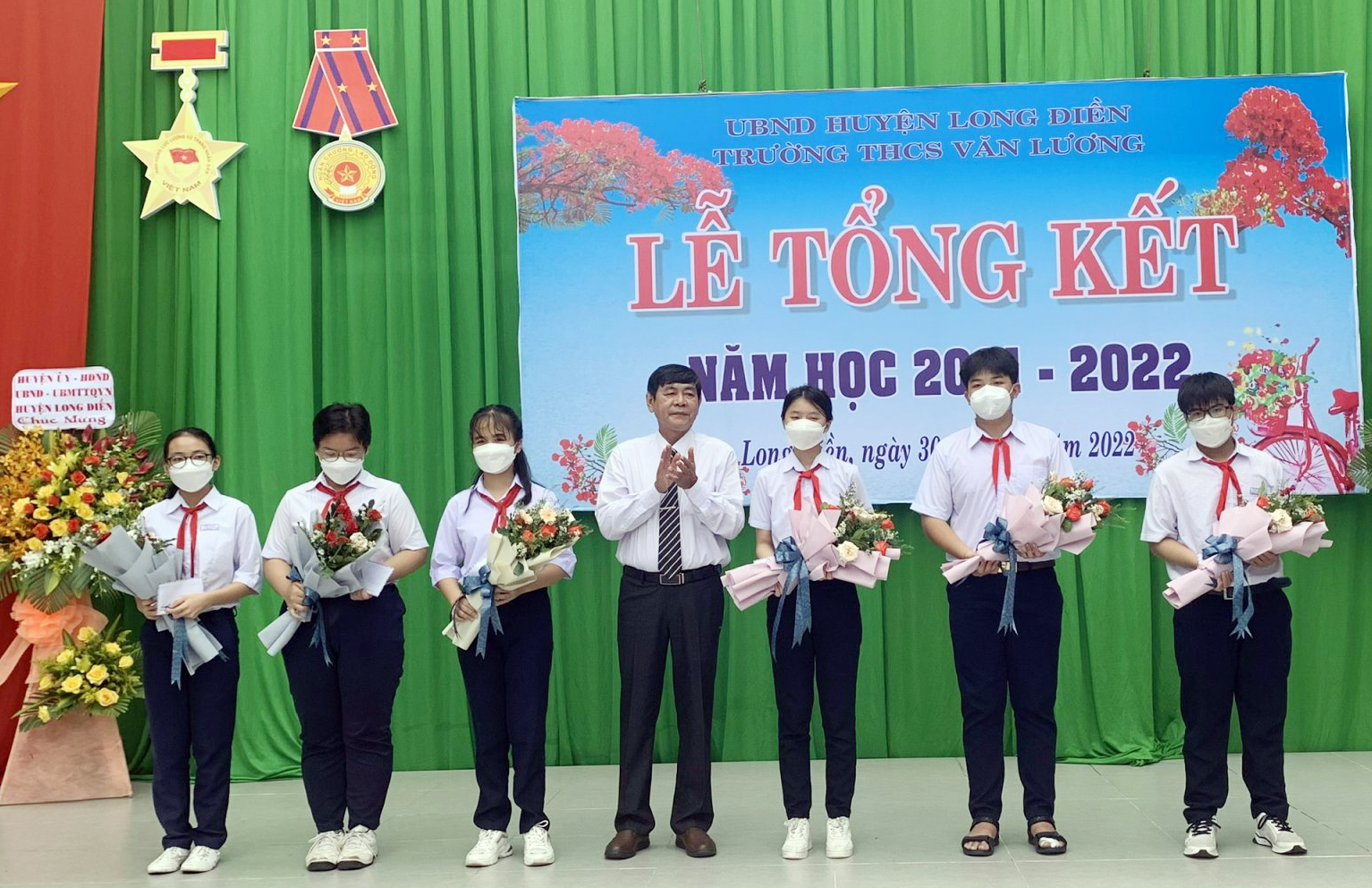 Ông Phạm Sơn Hùng, Phó Chủ tịch HĐND huyện Long Điền trao Giấy khen cho học sinh đạt giải trong kỳ thi học sinh giỏi cấp tỉnh.