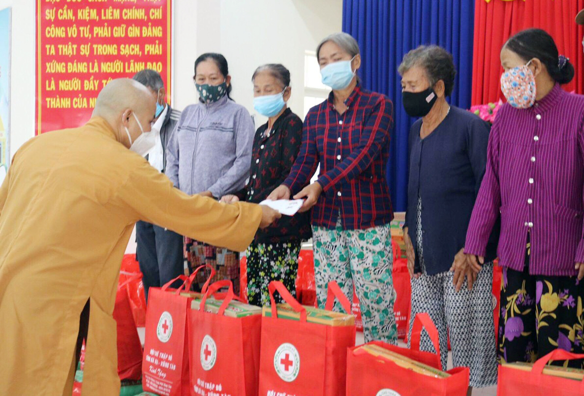 Đại đức Thích Tâm Trí, đại diện chùa Lôi Âm trao quà cho người nghèo huyện Long Điền.