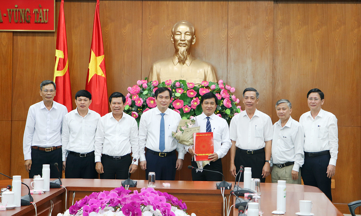 Lãnh đạo Ban Tuyên giáo Trung ương, lãnh đạo tỉnh và các sở, ngành tặng hoa chúc mừng ông Dương Minh Tuấn.