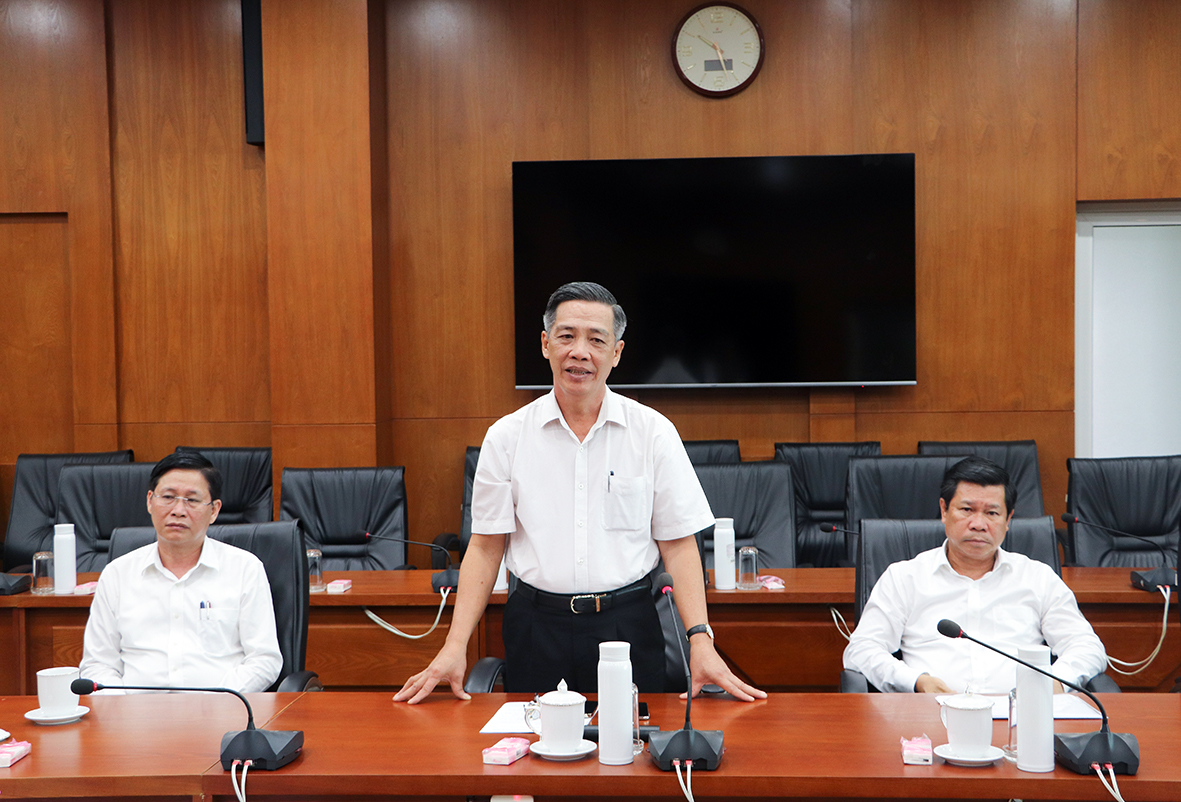 Ông Lưu Tài Đoàn, Ủy viên Ban Thường vụ, Trưởng Ban Tổ chức Tỉnh ủy phát biểu chúc mừng ông Dương Minh Tuấn.