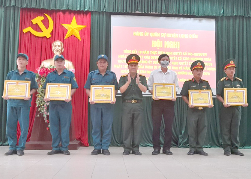 Đại diện Đảng ủy Quân sự huyện Long Điền khen thưởng các tập thể, cá nhân có thành tích xuất sắc trong công tác huấn luyện giai đoạn 2013-2022.