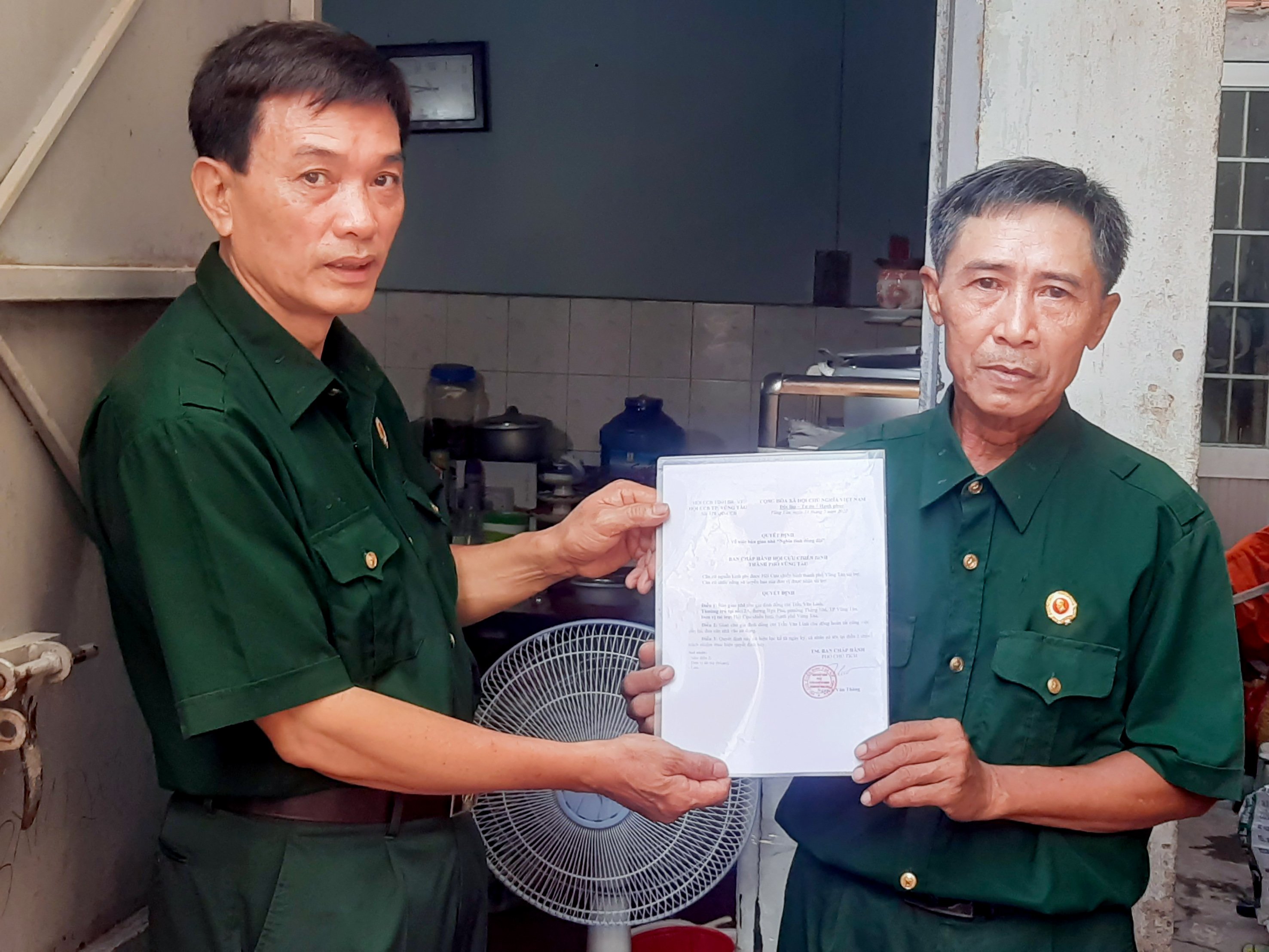 Đại diện Hội Cựu Chiến binh TP.Vũng Tàu trao Quyết định bàn giao “Nhà nghĩa tình đồng đội” cho gia đình ông Trần Văn Linh (bên phải).