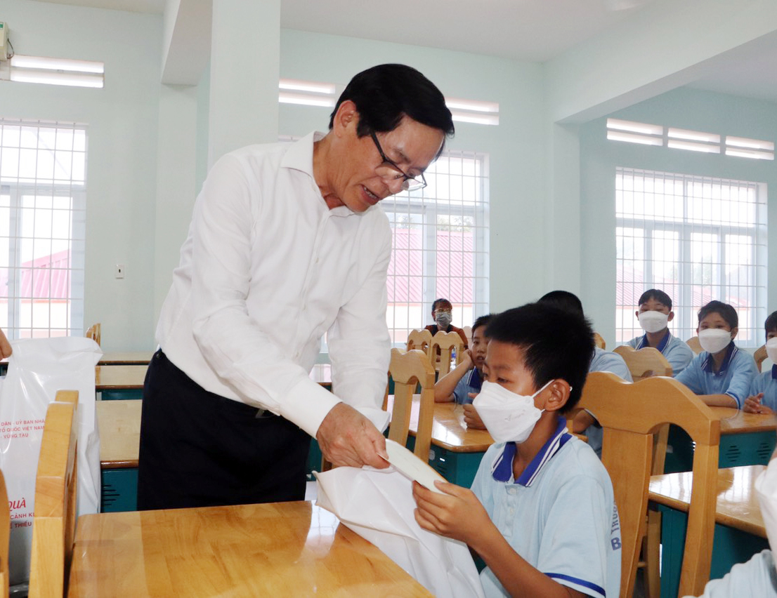 Ông Phạm Viết Thanh, Ủy viên Trung ương Đảng, Bí thư Tỉnh ủy, Chủ tịch HĐND tỉnh tặng quà trẻ tại Trường Nuôi dạy trẻ khuyết tật BR-VT.