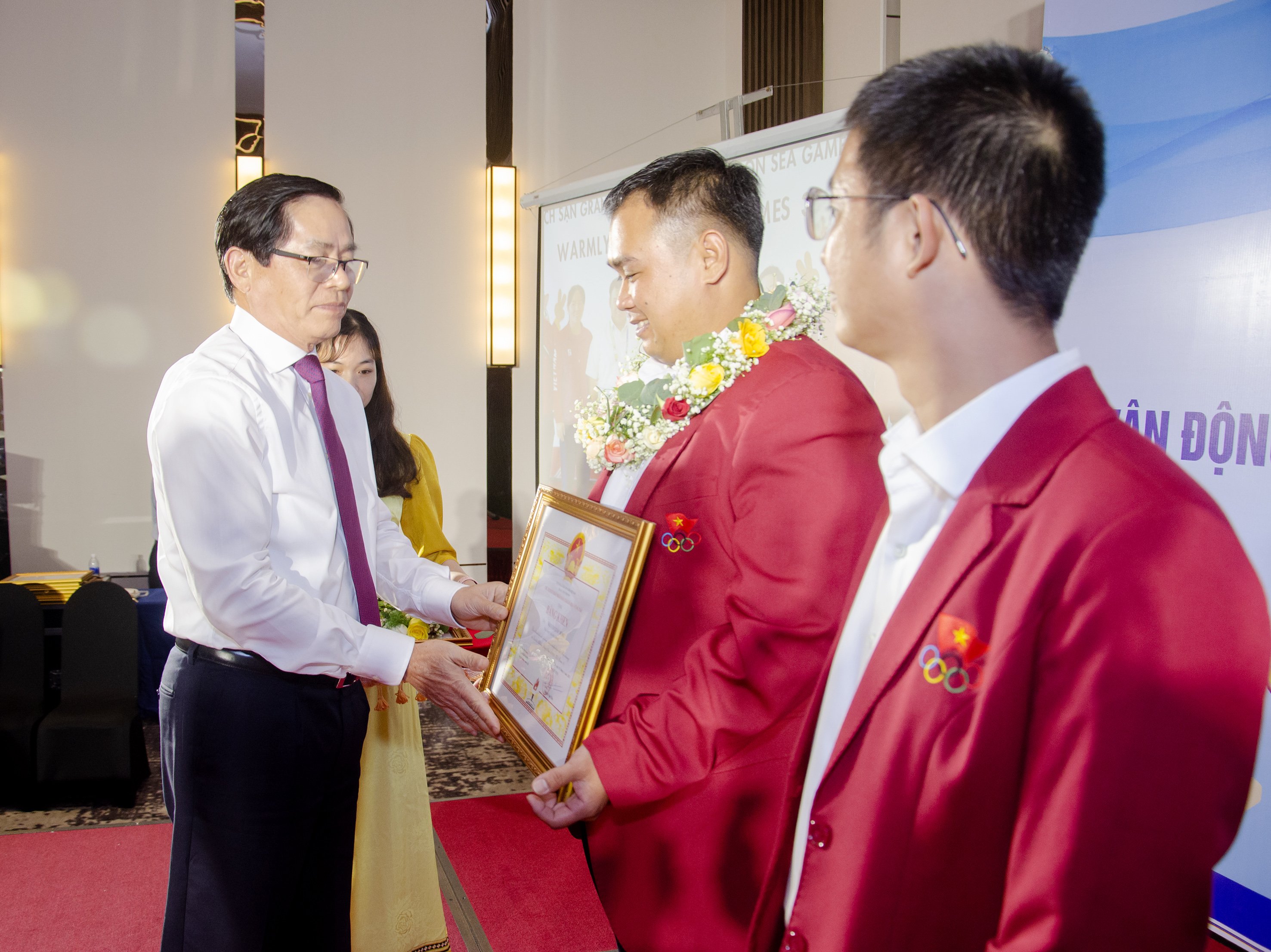 Ông Phạm Viết Thanh, Ủy viên Trung ương Đảng, Bí thư Tỉnh ủy, Chủ tịch HĐND tỉnh trao Bằng khen của UBND tỉnh cho các HLV đạt thành tích xuất sắc trong công tác huấn luyện VĐV thi đấu đạt thành tích cao tại SEA Games 31.