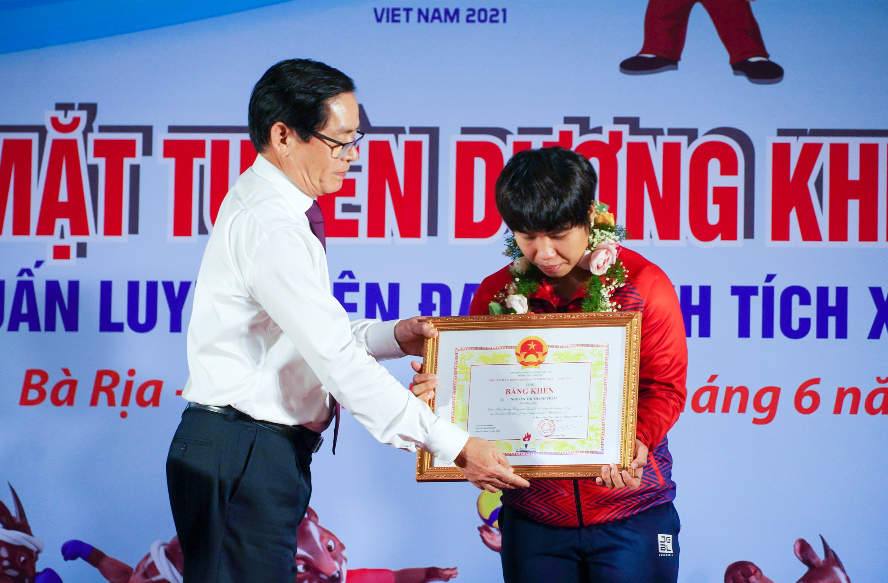 Ông Phạm Viết Thanh trao Bằng khen của UBND tỉnh cho VĐV Nguyễn Thị Thanh Trâm, Huy chương Vàng môn kurash tại SEA Games 21.