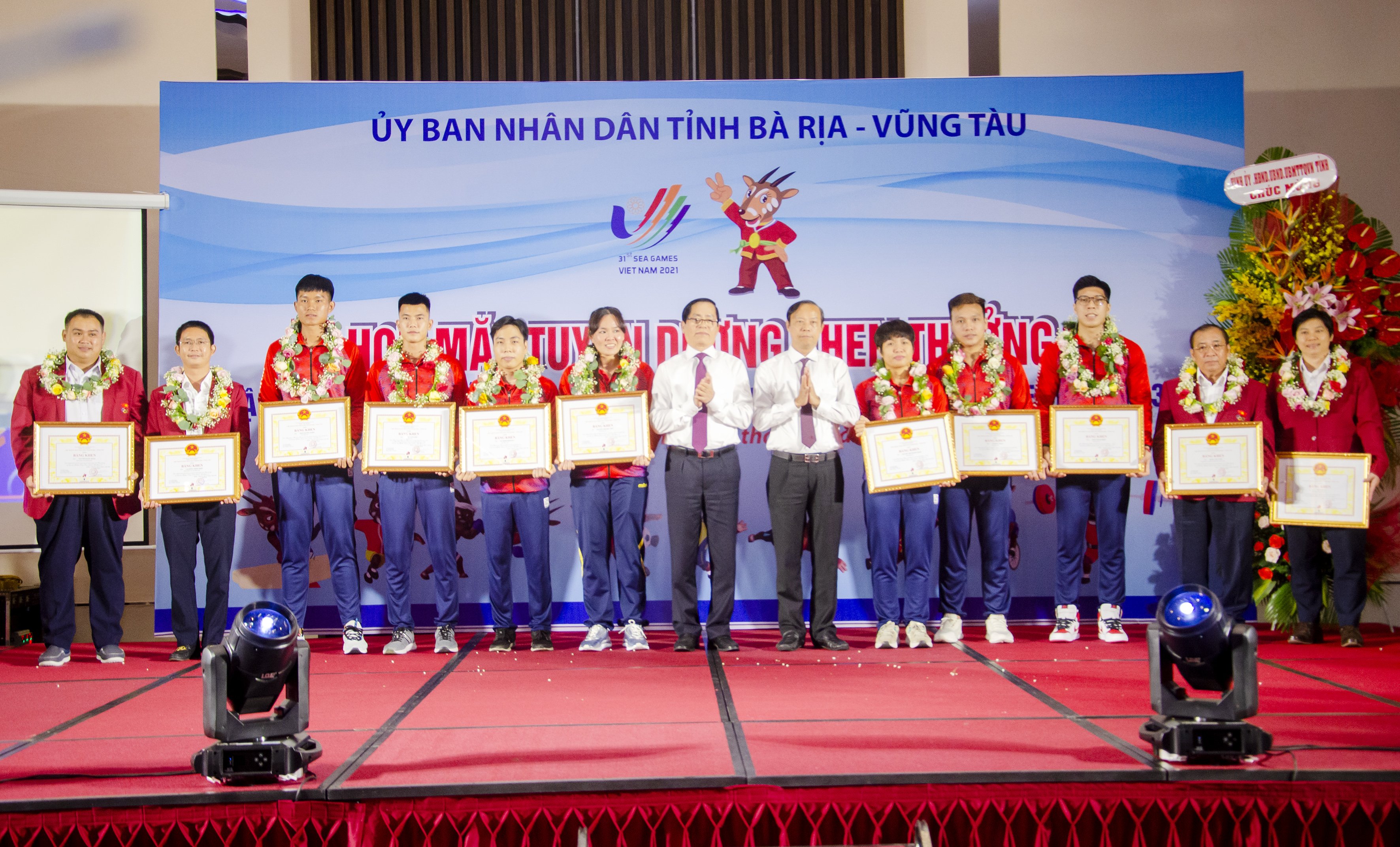 Ông Phạm Viết Thanh và ông Nguyễn Văn Thọ trao Bằng khen của UBND tỉnh cho các HLV, VĐV đạt thành tích cao tại SEA Games 31.