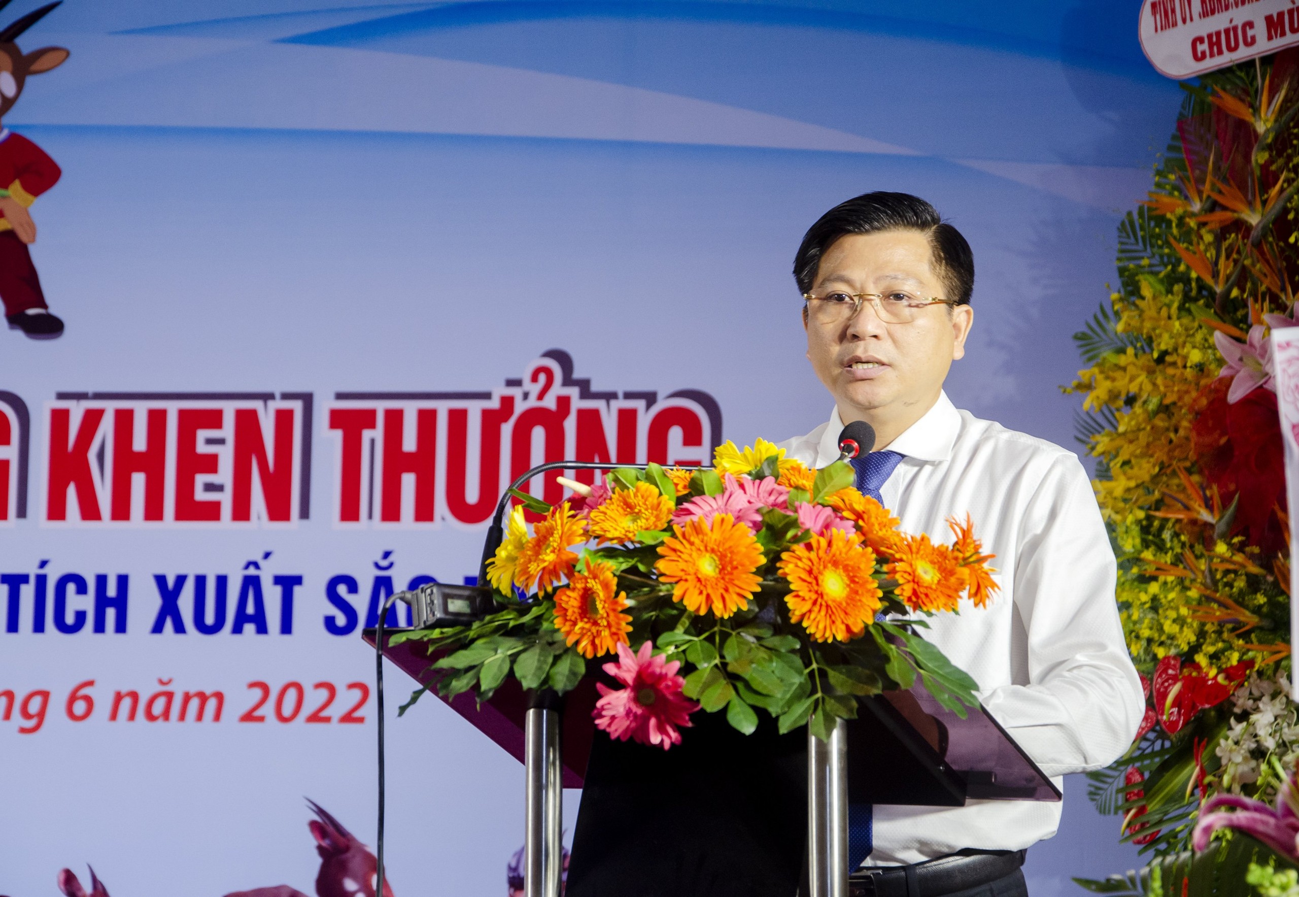Ông Trần văn Tuấn, Phó Chủ tịch UBND tỉnh biểu dương các HLV, VĐV tại buổi lễ.
