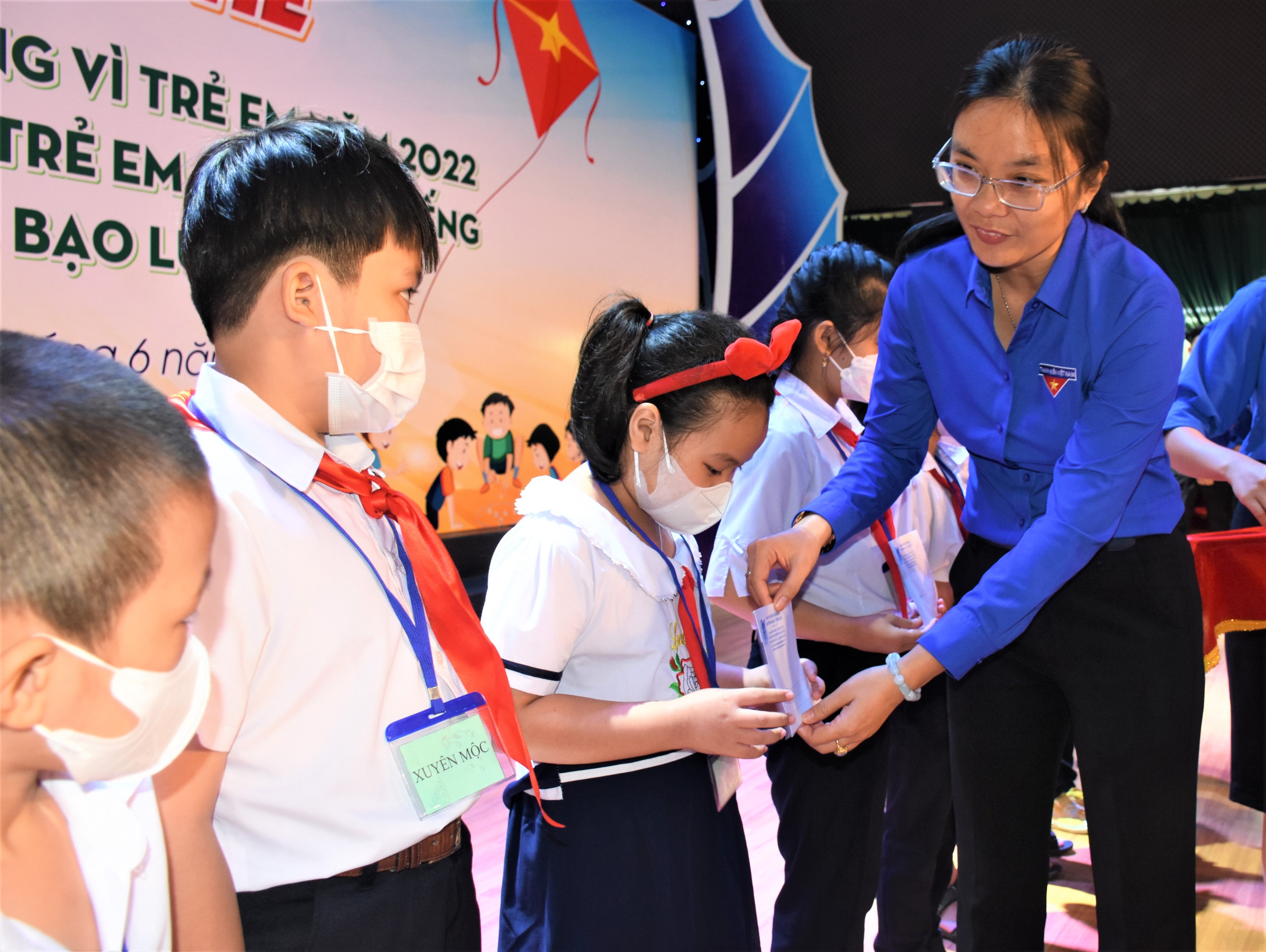 Chị Hồ Thị Ánh Tuyết, Bí thư Tỉnh Đoàn, Phó Trưởng Ban Thường trực Ban Chỉ đạo Hè tỉnh trao học bổng cho các em HS nghèo vượt khó.