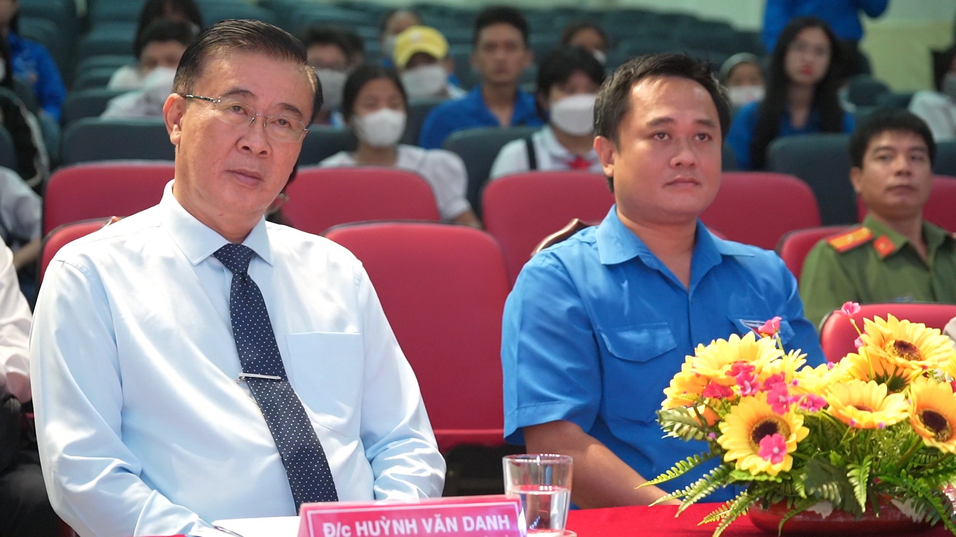 Ông Huỳnh Văn Danh (trái), Ủy viên Ban Thường vụ, Trưởng Ban Dân vận Tỉnh ủy tham dự lễ.