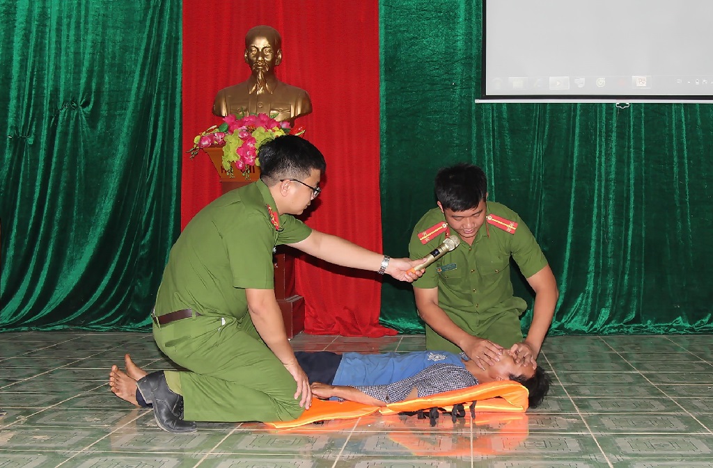 Với hình thức tuyên truyền trực quan, sinh động Nhân dân được hướng dẫn cụ thể về các biện pháp phòng tránh và xử lý khi gặp tai nạn đuối nước