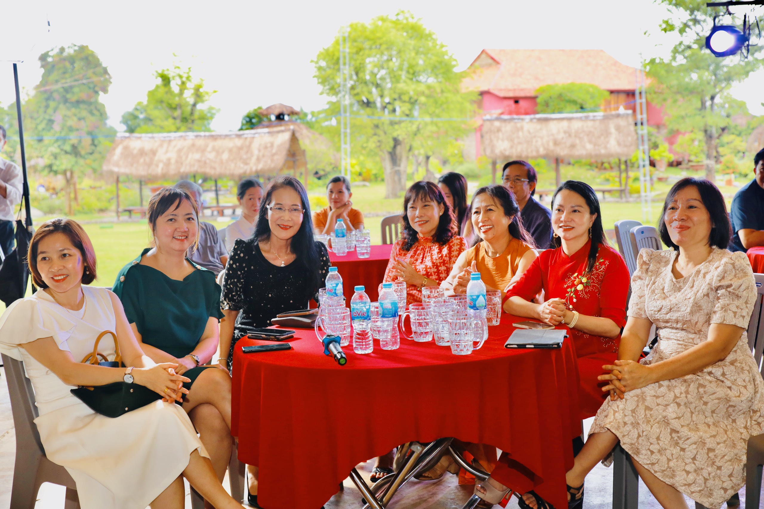 Các nhà báo, doanh nhân nữ gặp gỡ tại chương trình “Nữ lãnh đạo hạnh phúc”.