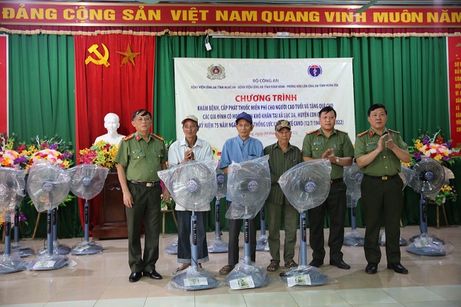 Đại diện các gia đình có hoàn cảnh khó khăn nhận quà tặng của đoàn công tác