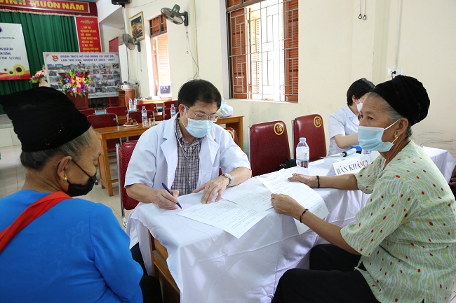 Người dân được tư vấn kiến thức tự bảo vệ sức khỏe