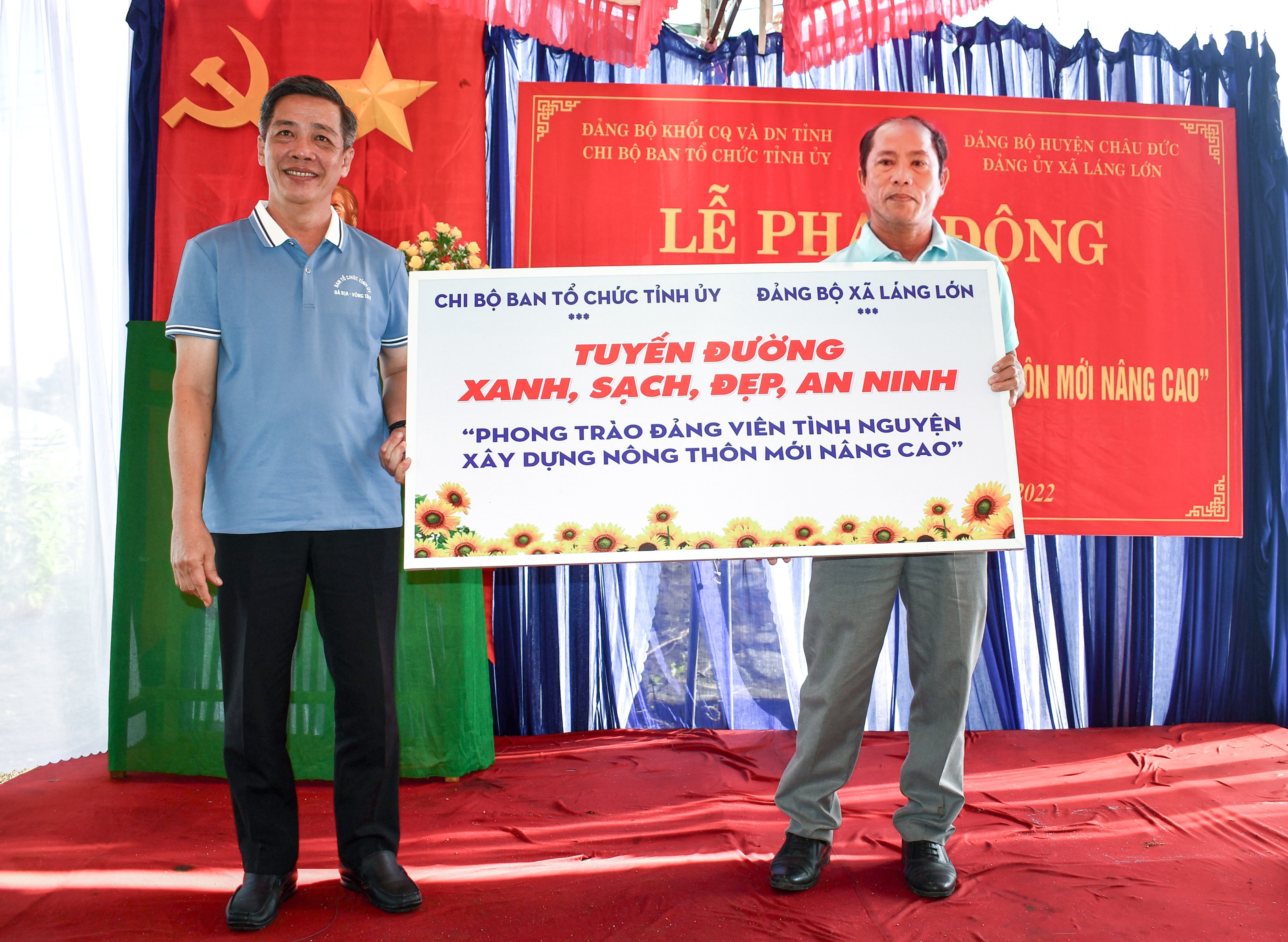 Ông Lưu Tài Đoàn, Ủy viên Ban Thường vụ, Trưởng Ban Tổ chức Tỉnh ủy trao bảng tượng trưng hỗ trợ Tuyến đường 