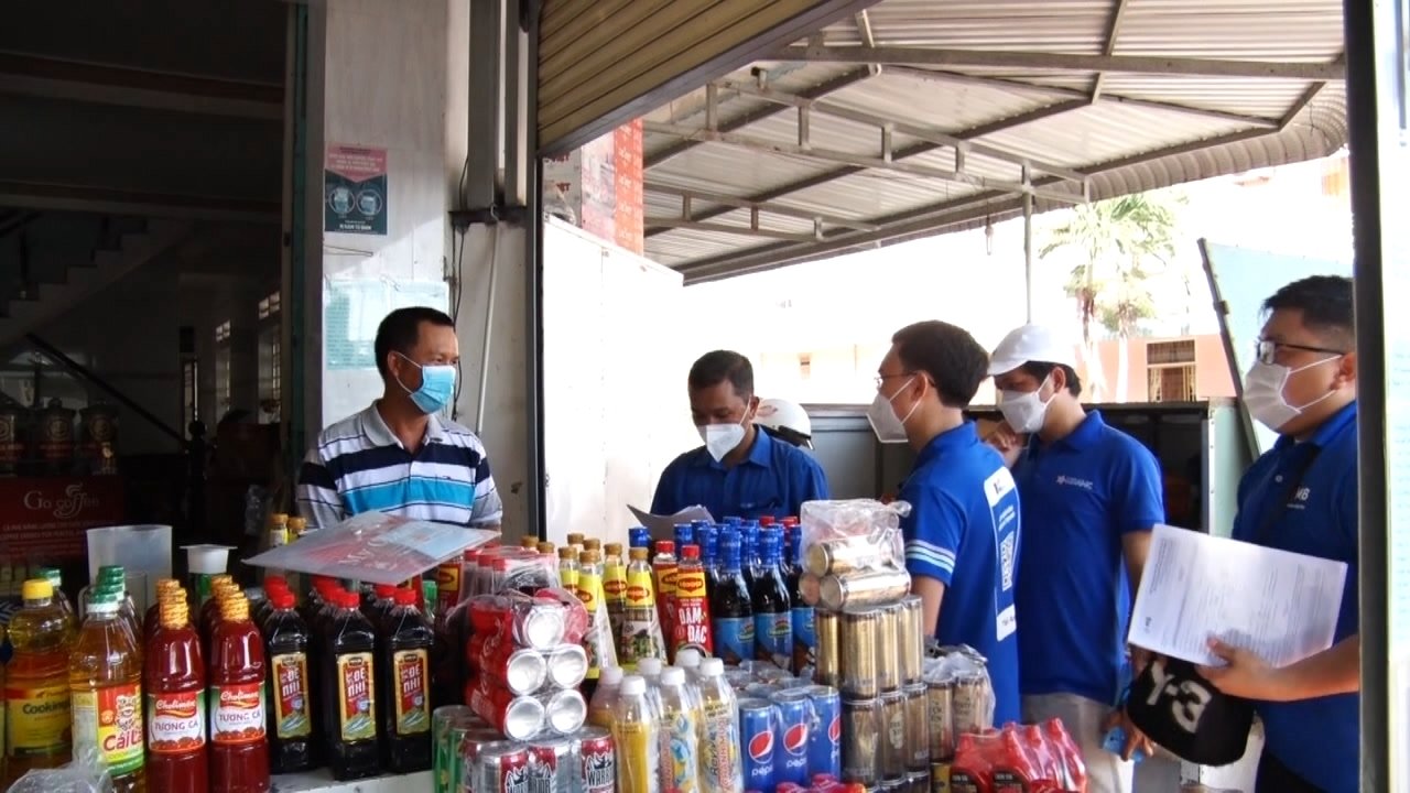 Đoàn viên, thanh niên huyện Long Điền đến từng cửa hàng, cơ sở kinh doanh tại chợ Long Điền để tuyên truyền, vận động đăng ký, vận hành các điểm thanh toán không dùng tiền mặt