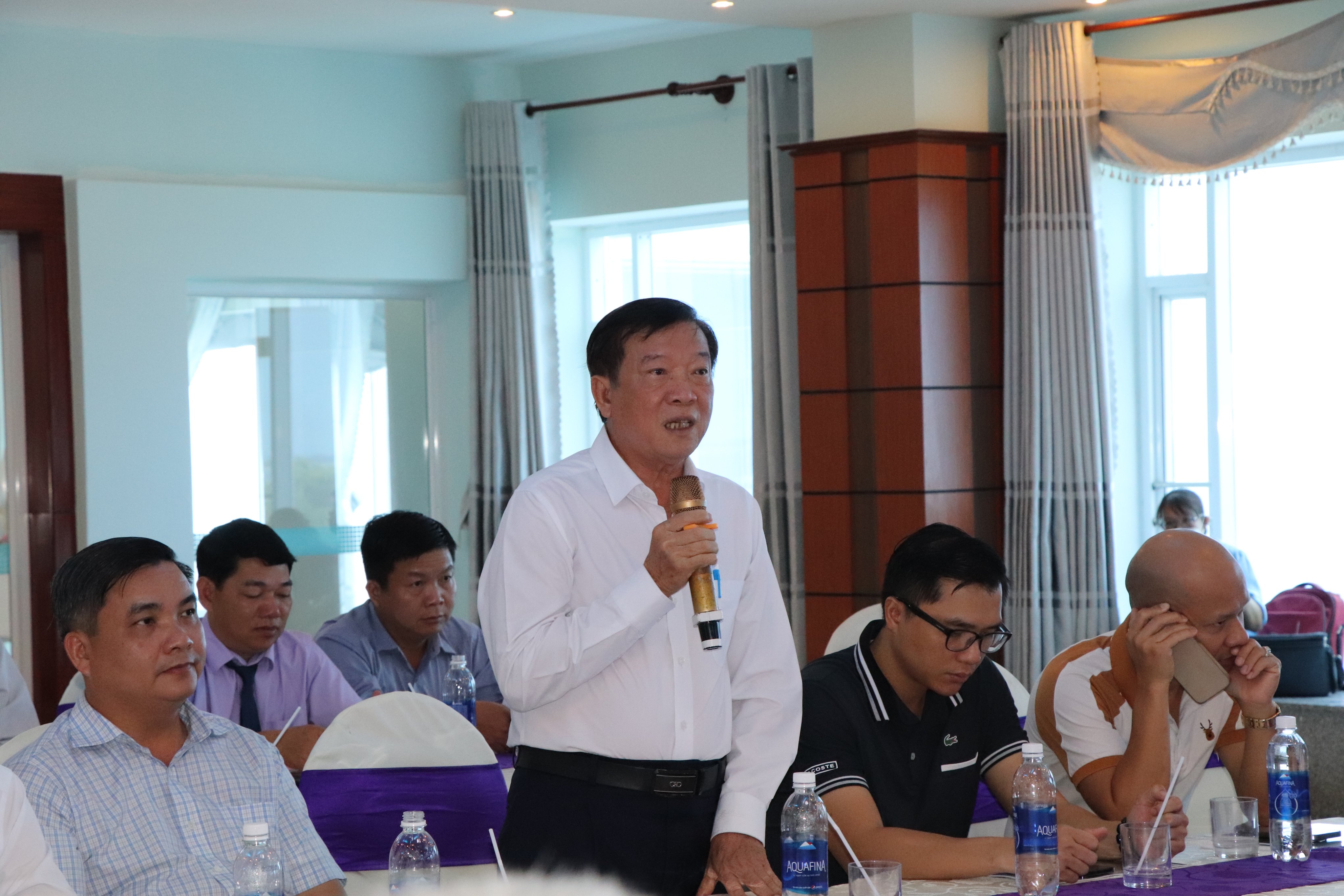 Ông Nguyễn Đức Lạc, Giám đốc Công ty CP Hải Phương (chuyên kinh doanh nhà hàng trên địa bàn TT. Long Hải và xã Phước Hưng) phát biểu ý kiến tại hội nghị.